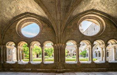 Abbaye de Fontfroide, Fransa 'nın dünyaca ünlü manastırı.