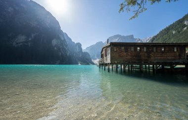 Dolomites dağlarındaki Braies Gölü, Güney Tyrol, İtalya