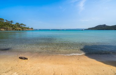 Porquerolles adasındaki dünyaca ünlü Notre Dame plajı (Plage Notre-Dame) (l 'le de Porquerolles), Fransa