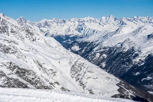 İsviçre 'de Saas-Fee yakınlarında Allalinhorn ve Dom ile ünlü dağ kitlesi.