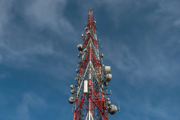 Duża Wieża Transmisyjna Przeciwko Głębokiemu Błękitnemu Niebu Chmurom Kąt Strzału — Zdjęcie stockowe