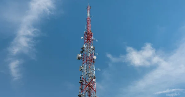 Велика Вежа Передачі Глибоке Блакитне Небо Кутовий Постріл Хмар — стокове фото