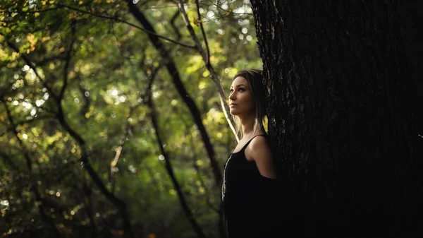 Genç Sarışın Kadın Ağaca Yaslanıyor Yakın Plan Fotoğraf — Stok fotoğraf