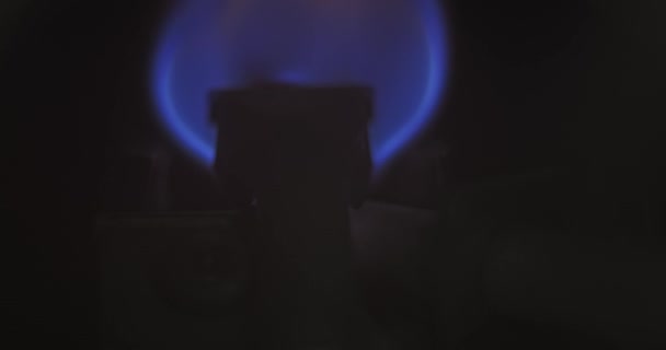 Μπλε Φλόγα Της Εγχώριας Καυστήρα Αερίου Κοντά — Αρχείο Βίντεο