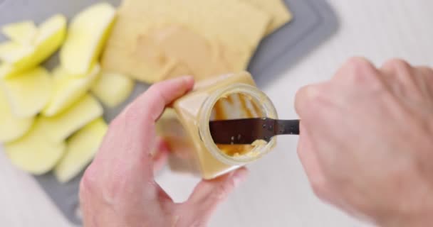 Masło Orzechowe Rozłożone Tosty Chleb Zbliżenie — Wideo stockowe
