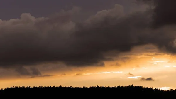 Berge Unter Wolkenverhangenem Himmel Als Natur Hintergrund Nahaufnahme — Stockfoto