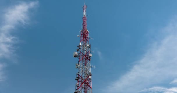 Gran Torre Transmisión Contra Nubes Movimiento Rápido Cielo Azul — Vídeo de stock