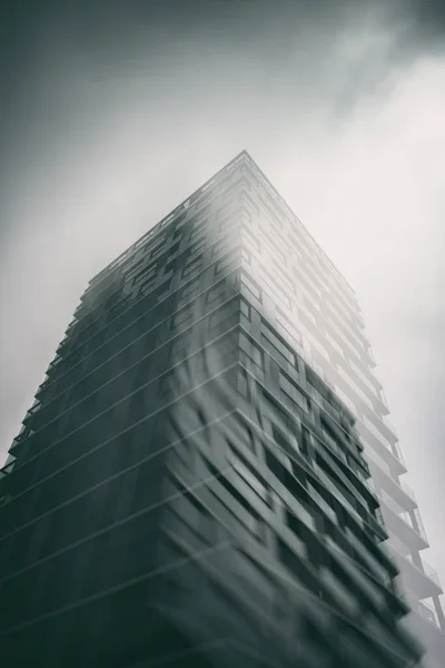 Edificio Vidrio Con Oscuro Cielo Nublado Ángulo Tiro —  Fotos de Stock