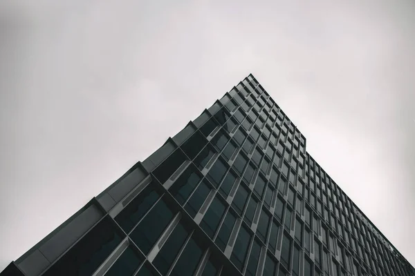 Edificio Vidrio Con Oscuro Cielo Nublado Ángulo Tiro — Foto de Stock