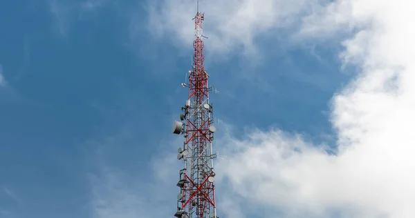 深い青空と雲の角度ショットに対する大規模な伝送塔 — ストック写真