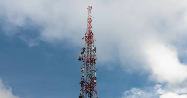 Duża Wieża Transmisyjna Przeciwko Głębokiemu Błękitnemu Niebu Chmurom Kąt Strzału — Zdjęcie stockowe