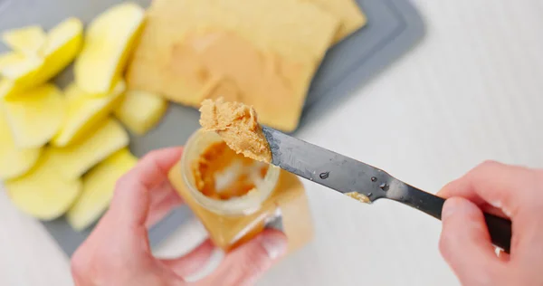 Manteiga Amendoim Espalhada Pão Torrado Close — Fotografia de Stock