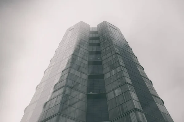 Edificio Vetro Con Buio Cielo Nuvoloso Angolo Colpo — Foto Stock