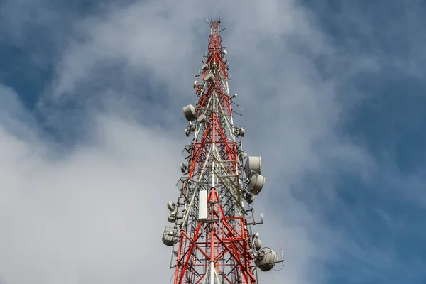 Gran Torre Transmisión Contra Cielo Azul Profundo Nubes Ángulo Tiro — Foto de Stock