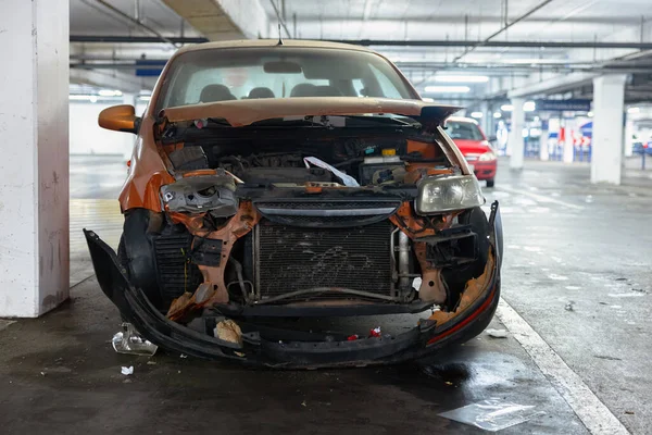 Sérült Elhagyott Autó Maradt Garázsban Közelkép — Stock Fotó