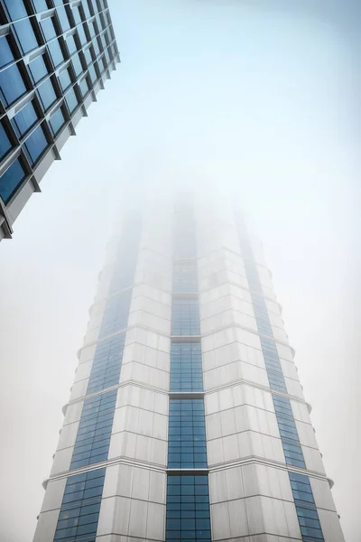 Skleněná Budova Tmavým Zamračeným Úhlem Oblohy — Stock fotografie