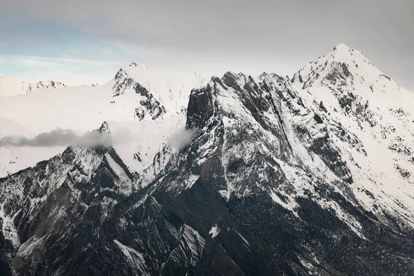 Große Berge Unter Wolkenverhangenem Himmel Aus Nächster Nähe — Stockfoto