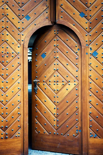 Duże Drewno Drewniane Drzwi Zbliżenie Zdjęcie — Zdjęcie stockowe