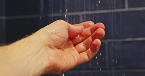 Νερό Χύνοντας Από Ντους Στο Χέρι Closeup — Αρχείο Βίντεο
