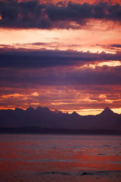 Majestatyczny Zachód Słońca Refleksja Nad Oceanem Świcie — Zdjęcie stockowe