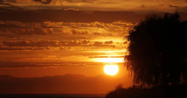 Dramatyczny Zachód Słońca Oceanem Górami — Zdjęcie stockowe