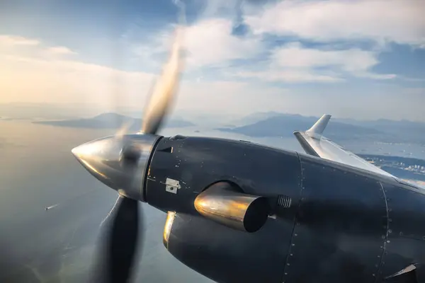 飛行中の窓からのジェットエンジンプロペラ ストック写真