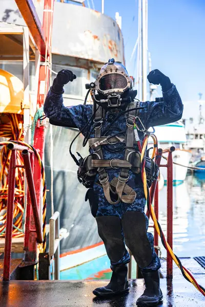 Mergulhador Comercial Mostrando Após Turno Trabalho Drysuit Imagens De Bancos De Imagens