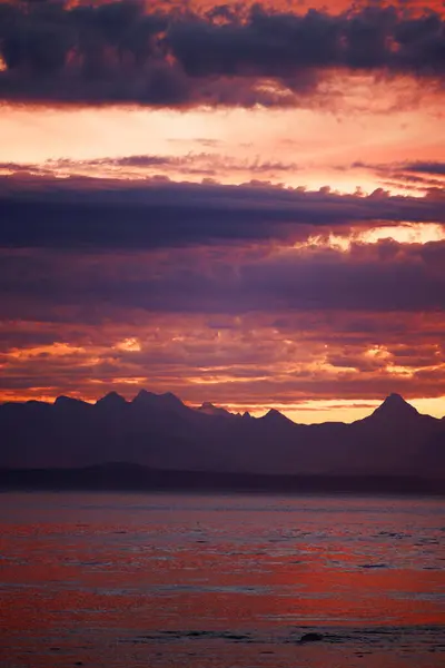 Majestätischer Sonnenuntergang Und Spiegelung Des Ozeans Morgengrauen lizenzfreie Stockbilder