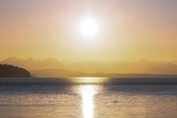 Golden Sunrise Sobre Horizonte Con Montañas Fondo Oceánico Imagen de stock