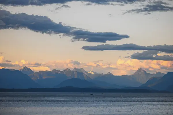 Naturschönheiten British Columbias Mit Bergen Meer Und Himmel lizenzfreie Stockbilder
