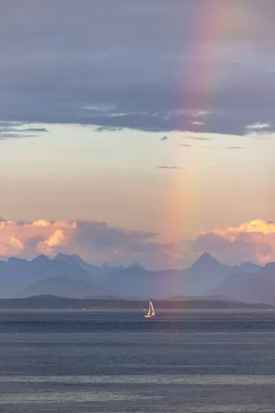 Atemberaubende Szene Aus British Columbia Mit Regenbogen Und Boot lizenzfreie Stockbilder