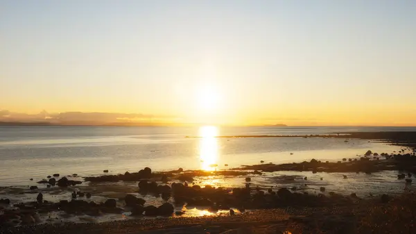Golden Sunrise Над Шлюпкой Горами Океаном Лицензионные Стоковые Изображения