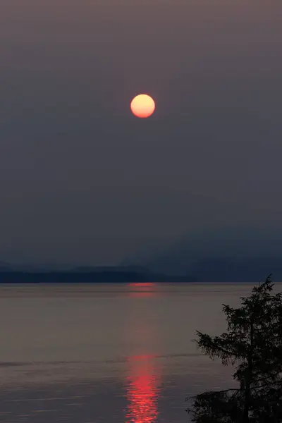 Ομίχλη Ηλιοβασίλεμα Βάρκα Στη Βρετανική Κολομβία Μετά Από Πυρκαγιά Closeup Royalty Free Φωτογραφίες Αρχείου