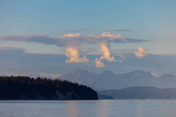 Puesta Sol Sobre Las Montañas Costeras British Columbias Primer Plano Imágenes De Stock Sin Royalties Gratis
