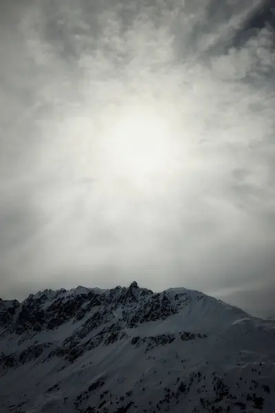 Gün Batımı Bulutların Arasından Karlı Dağların Arkasına Doğru Telifsiz Stok Fotoğraflar