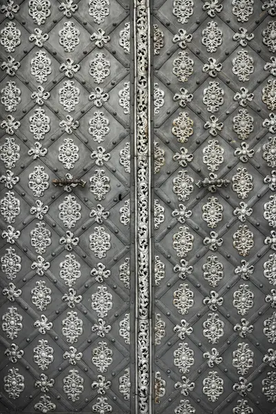 Διακοσμημένη Ατσάλινη Πόρτα Περίπλοκα Σχέδια Μεταλλουργίας Closeup Εικόνα Αρχείου
