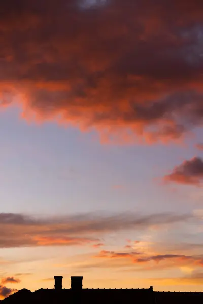 Δραματικός Ουρανός Πορτοκαλί Και Σκούρα Σύννεφα Μετά Την Καταιγίδα Royalty Free Φωτογραφίες Αρχείου