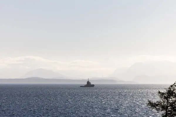 Sunlit Fiskebåt Tett Sjø Nærbilde stockbilde