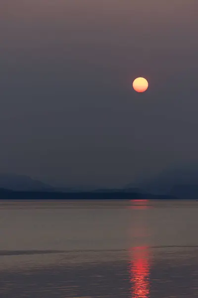Tåke Solnedgang Med Båt British Columbia Etter Brannstopp stockbilde