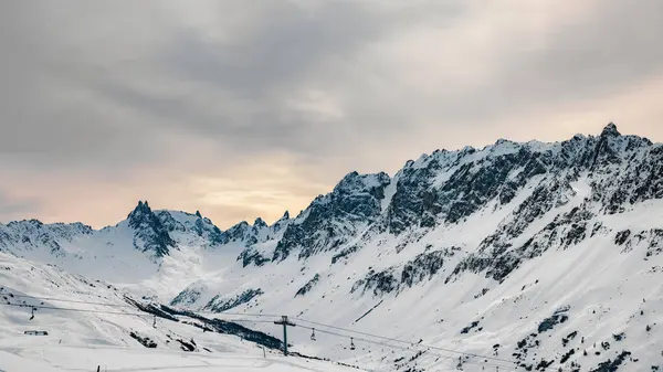 Franske Alper Med Snø Naturskjønne Solnedgang Himmel Bakgrunn royaltyfrie gratis stockbilder