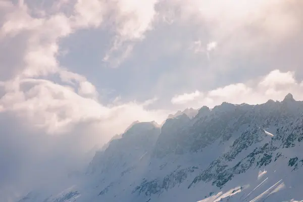 Solstråler Gjennom Snødekte Topper Franske Alpene Nærbilde stockbilde