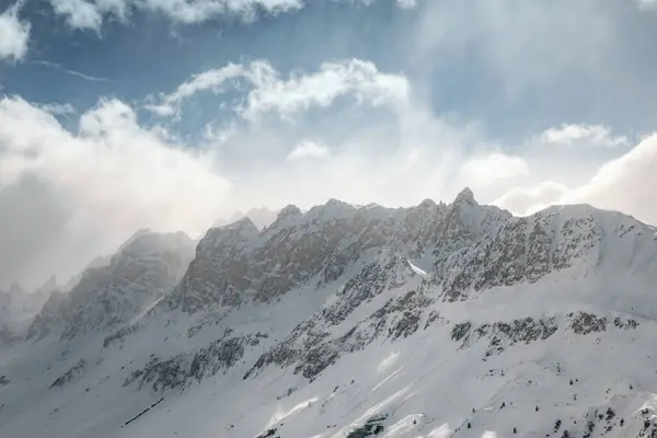 Solstråler Gjennom Snødekte Topper Franske Alpene Nærbilde royaltyfrie gratis stockfoto