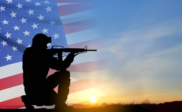 Силуэт солдата армии с флагом США. Открытки ко Дню ветеранов, Дню памяти, Дню независимости. Концепция Вооруженных сил. Вектор EPS10