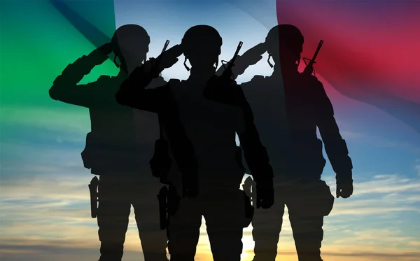 Silhouetten Van Soldaten Met Italiaanse Vlag Tegen Zonsondergang Strijdkrachten Van — Stockvector