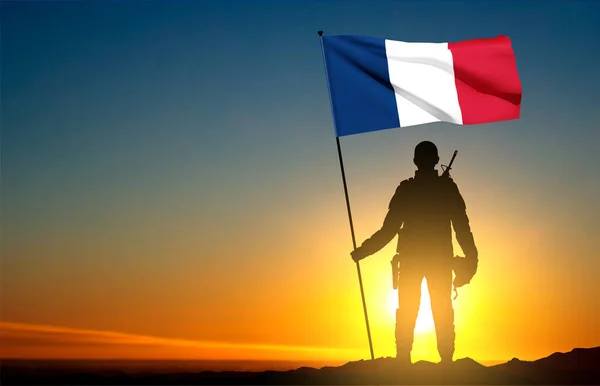Silhouette Soldat Français Contre Coucher Soleil Avec Drapeau Français Concept — Image vectorielle