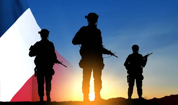日落背景下的法国士兵和法国国旗的轮廓 武装部队 Eps10病媒 — 图库矢量图片