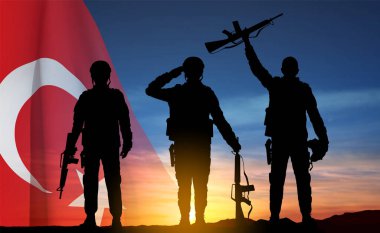 Gün batımında Türkiye bayrağı taşıyan asker siluetleri. Türk Silahlı Kuvvetleri Günü için arka plan, Zafer Günü. EPS10 vektörü