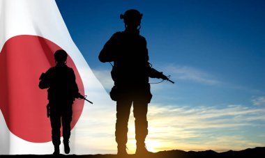 Gün batımının arka planında Japon bayrağı taşıyan bir askerin siluetleri. Japon Silahlı Kuvvetleri Konsepti. EPS10 vektörü