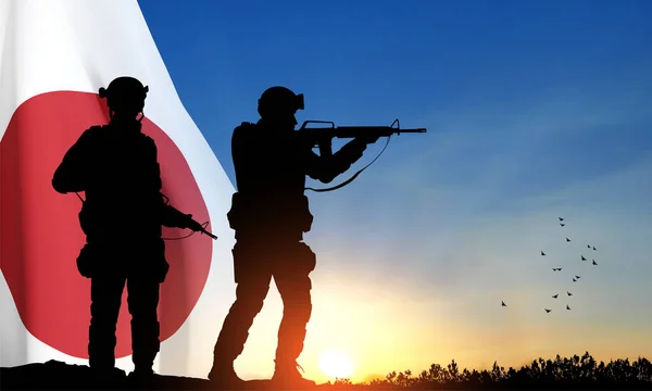 Gün Batımının Arka Planında Japon Bayrağı Taşıyan Bir Askerin Siluetleri — Stok Vektör