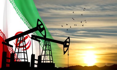 İran bayrağının arka planında gün batımına ya da gündoğumuna karşı yağ pompası silueti. İran Petrol Sanayii kavramı